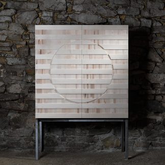 forme carrée meuble érable massif pied acier brut motif fraisé formes géométriques linéaires meuble bois naturel écologique